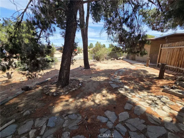 $2,900 | 19145 Tomahawk Road, Apple Valley, CA 92307