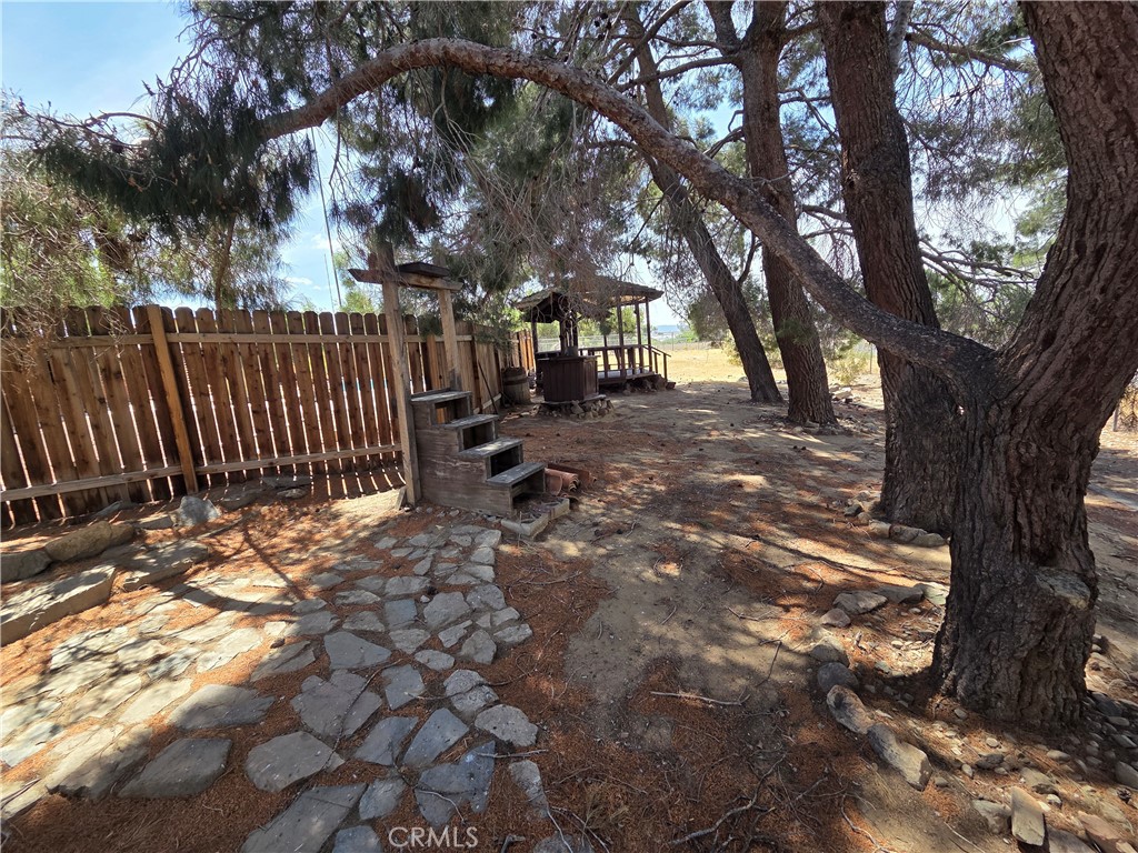 19145 Tomahawk Road Apple Valley, CA 92307 - Photo 31 of 38 a view of a yard with plants and trees