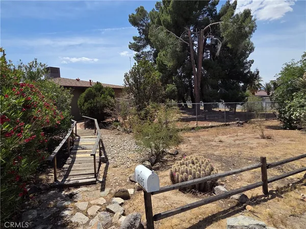 $2,900 | 19145 Tomahawk Road, Apple Valley, CA 92307