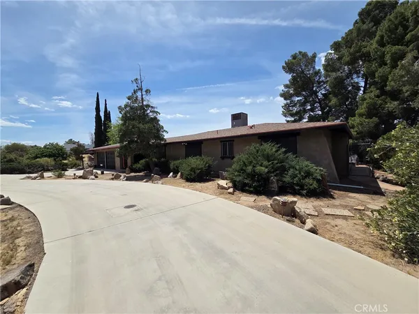 $2,900 | 19145 Tomahawk Road, Apple Valley, CA 92307