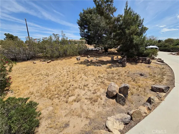 $2,900 | 19145 Tomahawk Road, Apple Valley, CA 92307
