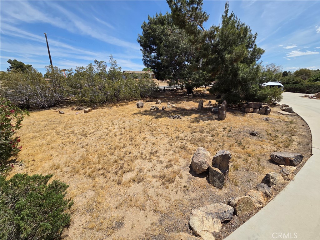 19145 Tomahawk Road Apple Valley, CA 92307 - Photo 36 of 38 a view of a yard with snow on the road