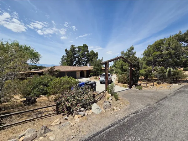 $2,900 | 19145 Tomahawk Road, Apple Valley, CA 92307