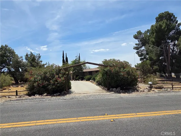 $2,900 | 19145 Tomahawk Road, Apple Valley, CA 92307