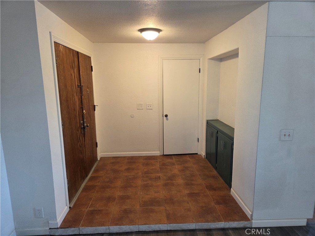 19145 Tomahawk Road Apple Valley, CA 92307 - Photo 5 of 38 a view of hallway