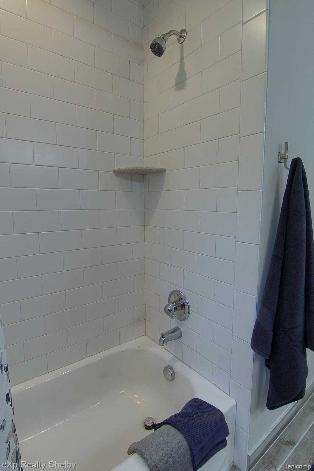 11223 Chicago Road Warren, MI 48093 - Photo 27 of 37 26-Bathroom 2nd View.jpg