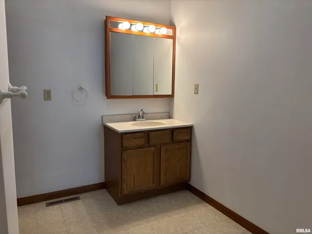 $119,900 | 822 South Clay Street, Taylorville, IL 62568