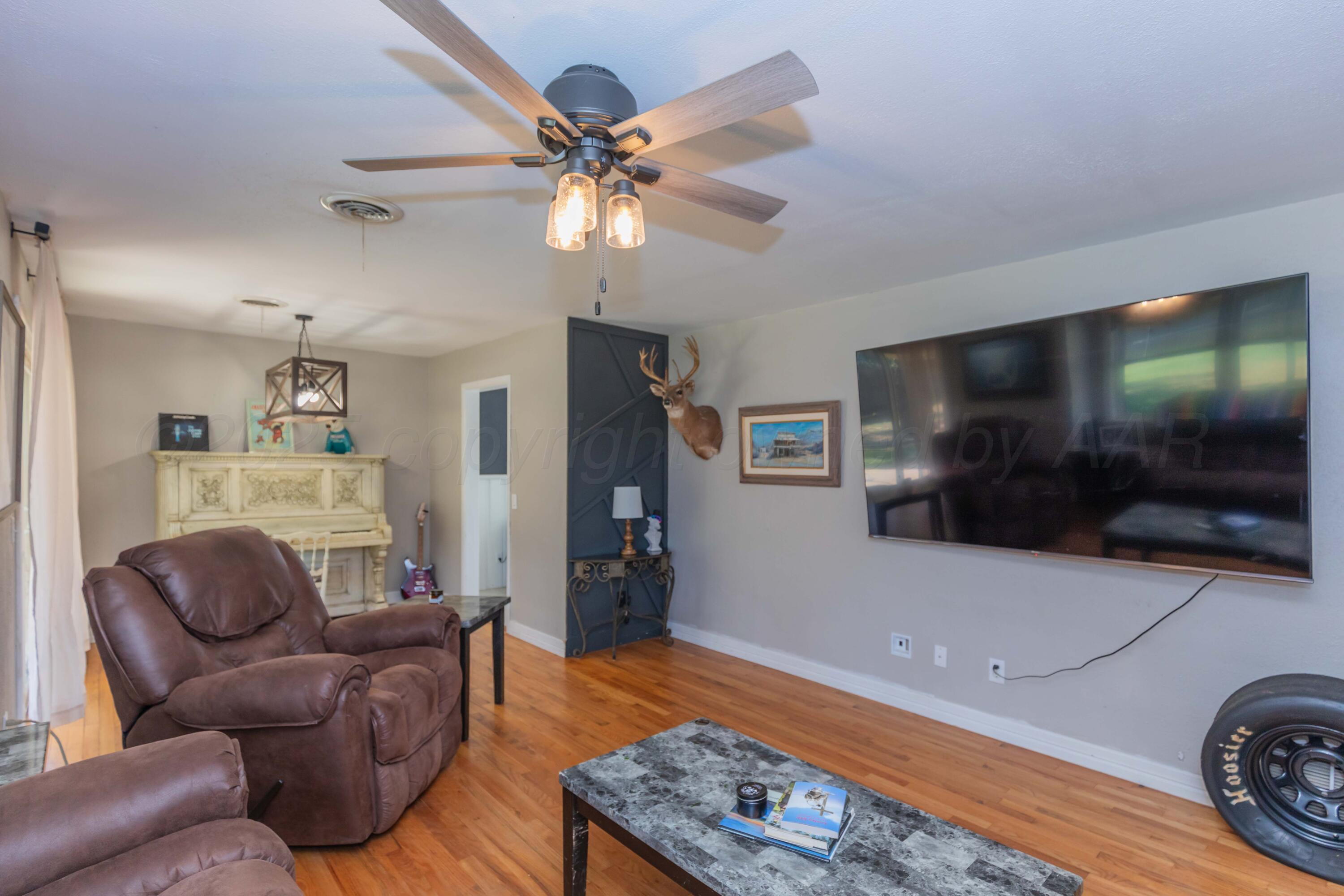 315 Pratt Street Claude, TX 79019 - Photo 11 of 38 a living room with furniture and a flat screen tv