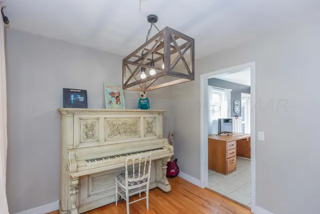 a view of livingroom with furniture
