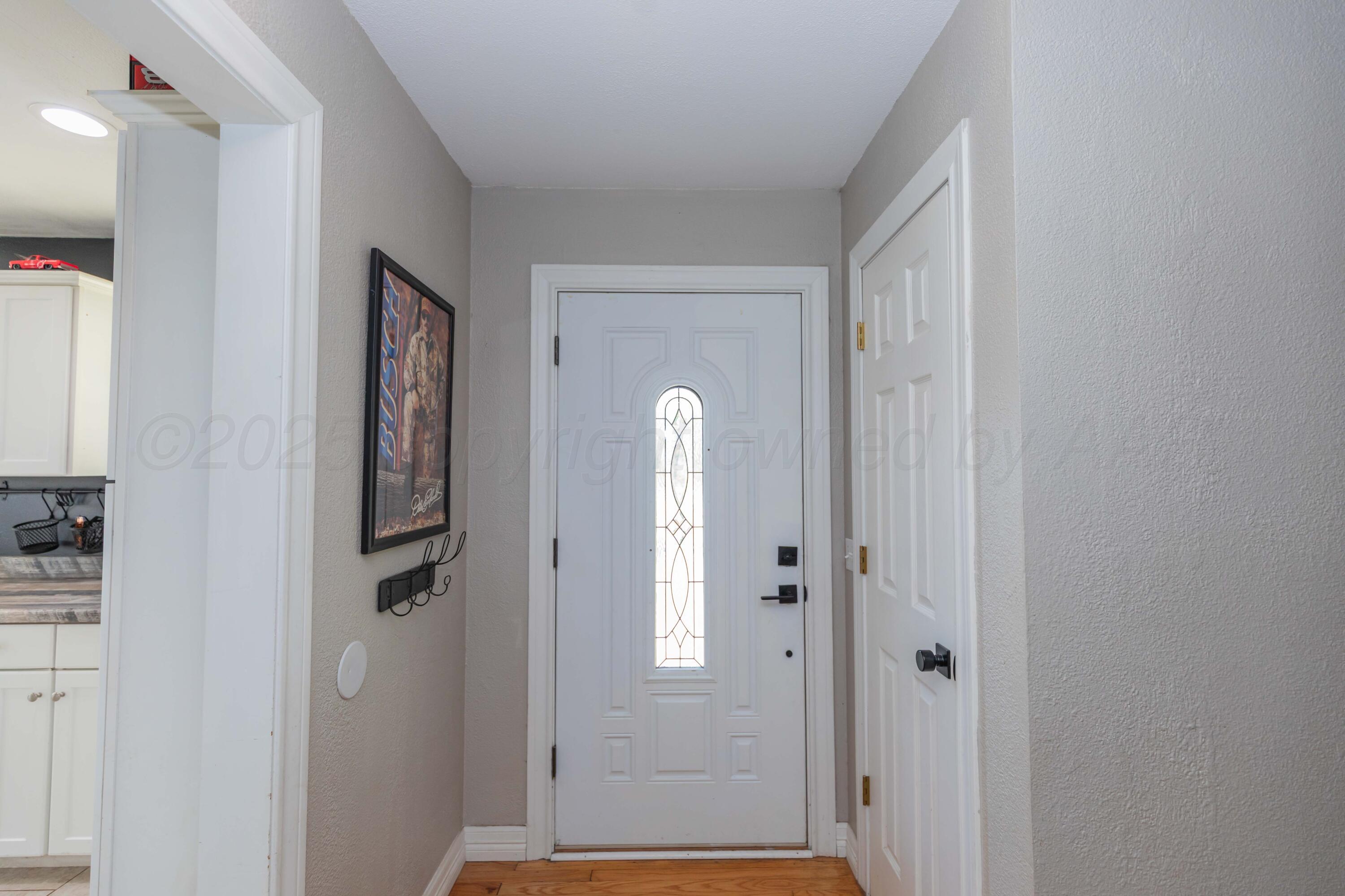 315 Pratt Street Claude, TX 79019 - Photo 6 of 38 a view of a livingroom with a bathroom and mirror