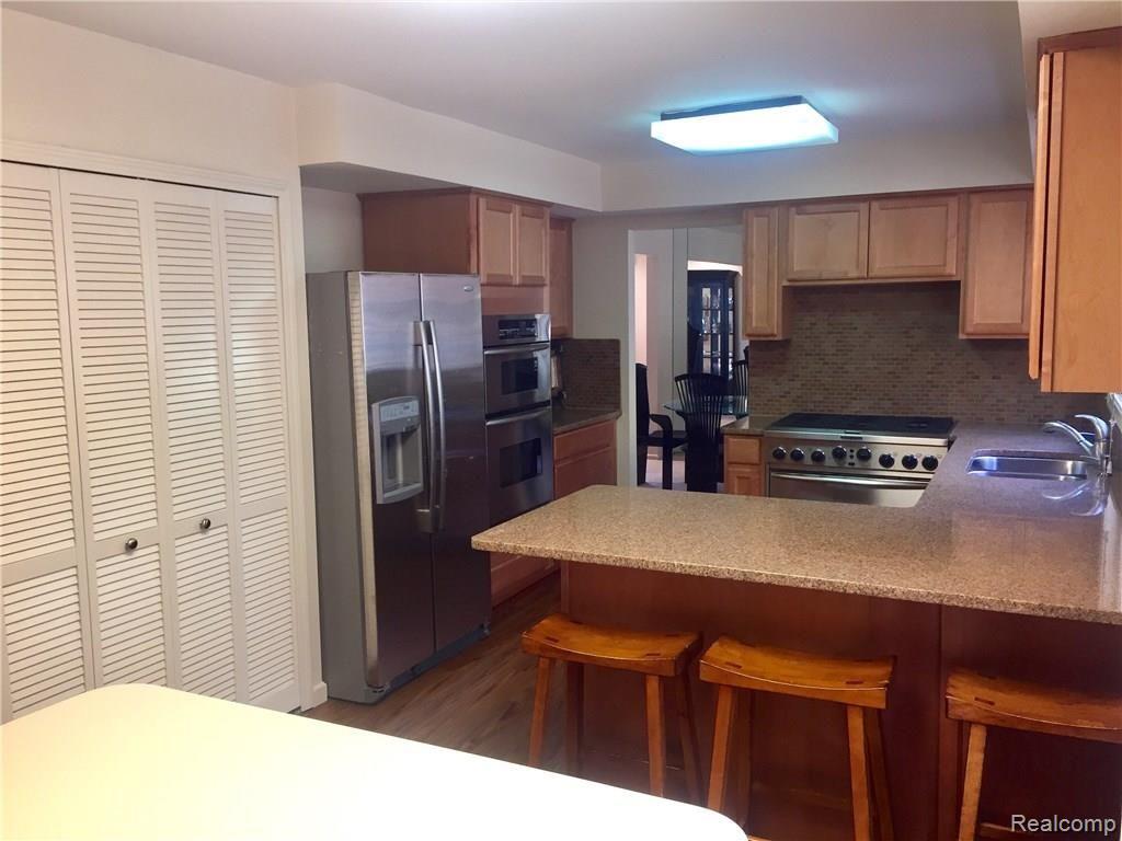 30618 High Valley Road Farmington Hills, MI 48331 - Photo 15 of 46