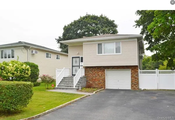 $3,950 | 5 Segrove Place, Huntington Station, NY 11746