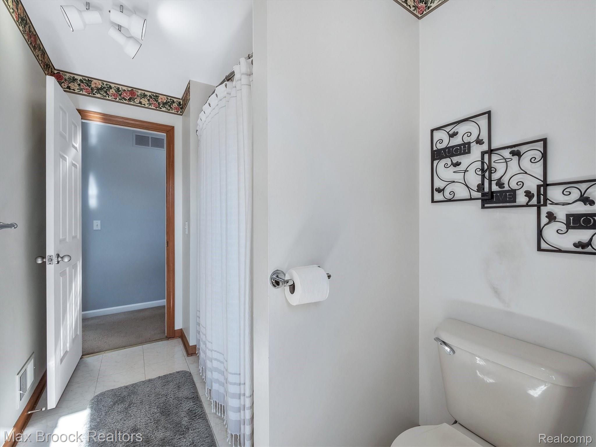 462 South Boulevard West Rochester, MI 48307 - Photo 15 of 44 Hall bathroom from inside.