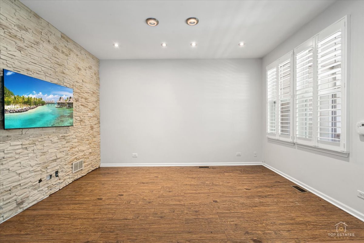 642 West Moreland Avenue Addison, IL 60101 - Photo 5 of 33