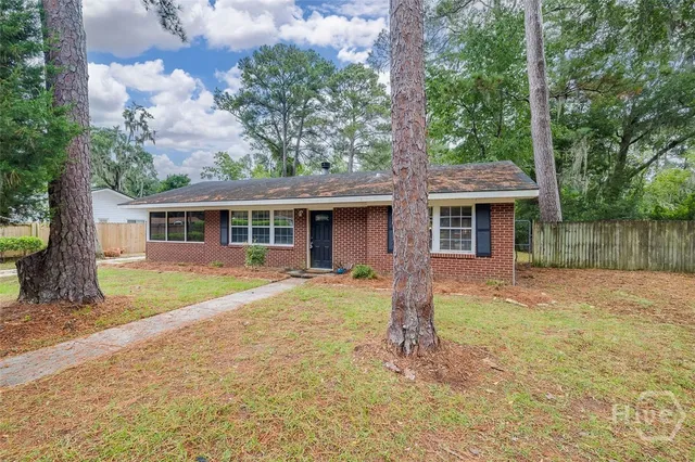 $1,950 | 17 Summit Drive, Savannah, GA 31406