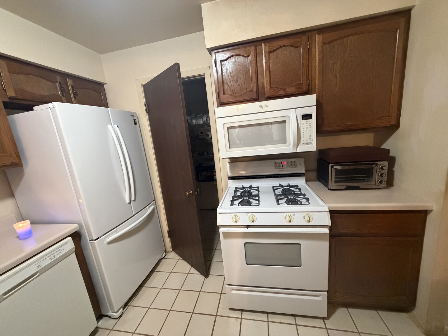 5149 Coventry Lane, Unit 6B1 Gurnee, IL 60031 - Photo 10 of 19 a kitchen with a stove microwave and refrigerator