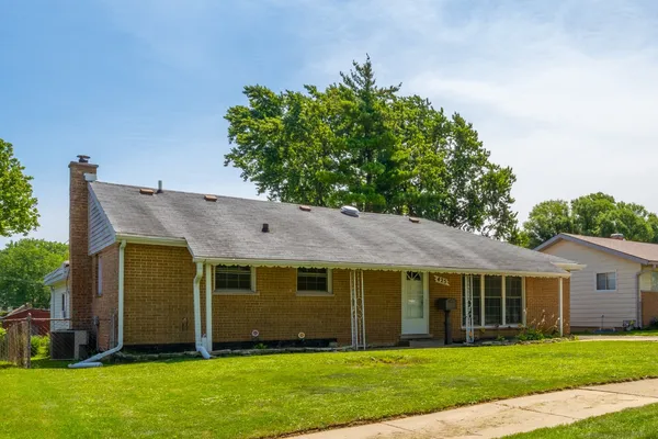 $399,000 | 425 South Clarendon Avenue, Addison, IL 60101