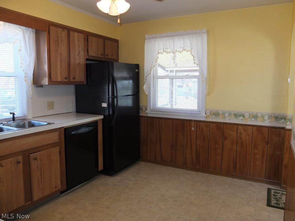 3003 15th Street Northwest Canton, OH 44708 - Photo 4 of 15 Fully applianced, eat in kitchen.