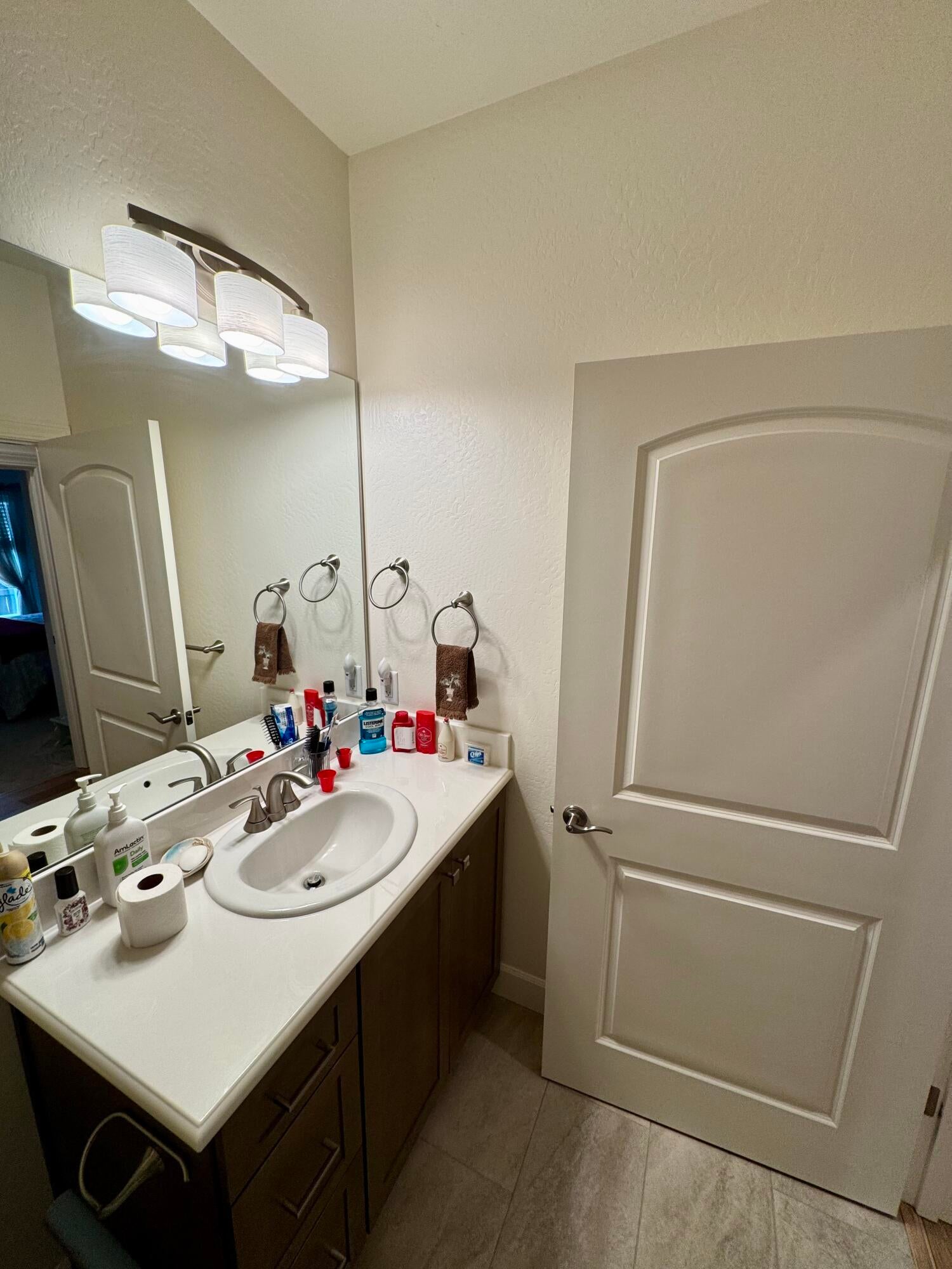 438 Cheney Loop Central Point, OR 97502 - Photo 11 of 15 Guest bathroom, with full shower & tub