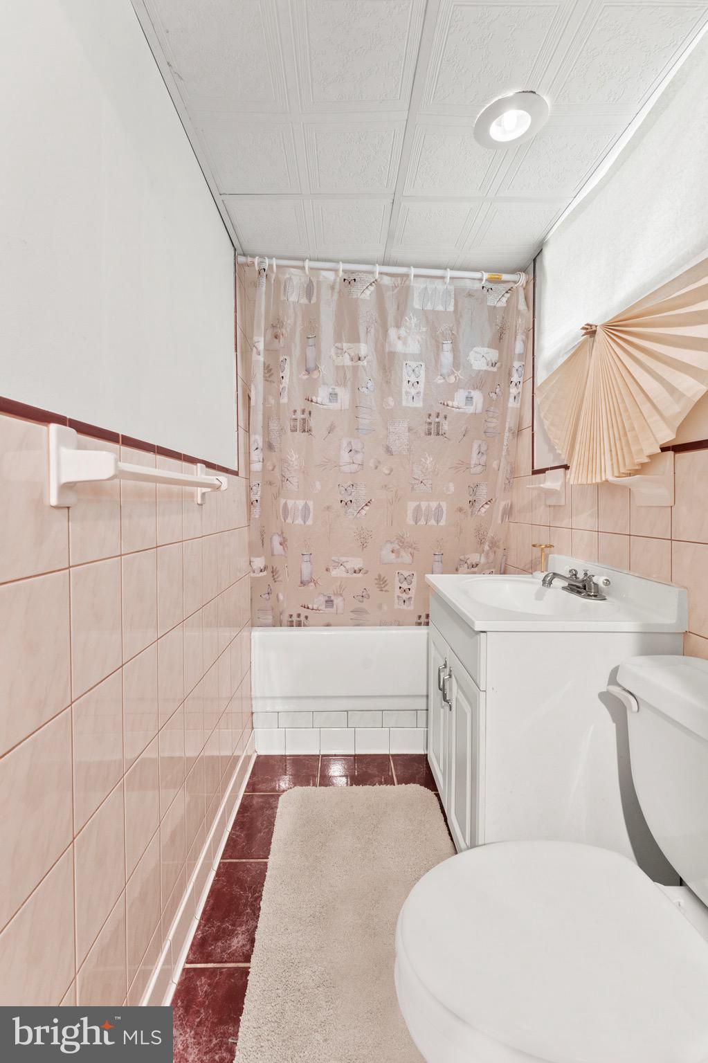 8426 Avery Road Baltimore, MD 21237 - Photo 24 of 25 a bathroom with a sink a toilet and bathtub