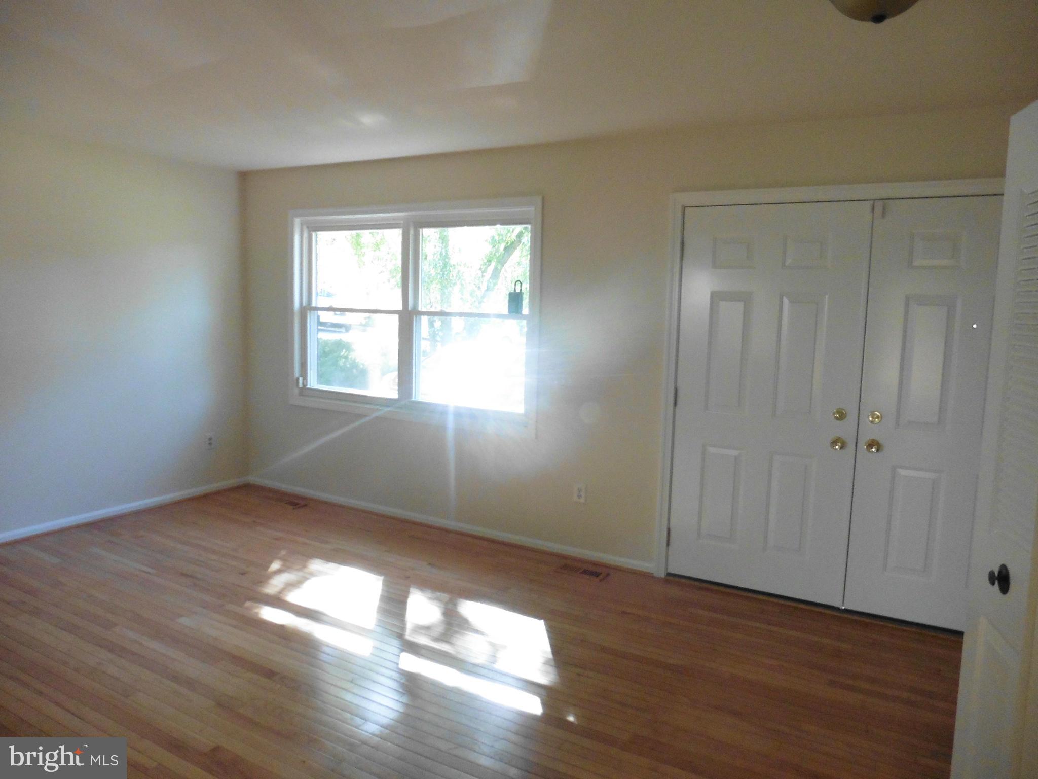 8489 Weems Road Manassas, VA 20110 - Photo 5 of 18 Living Room