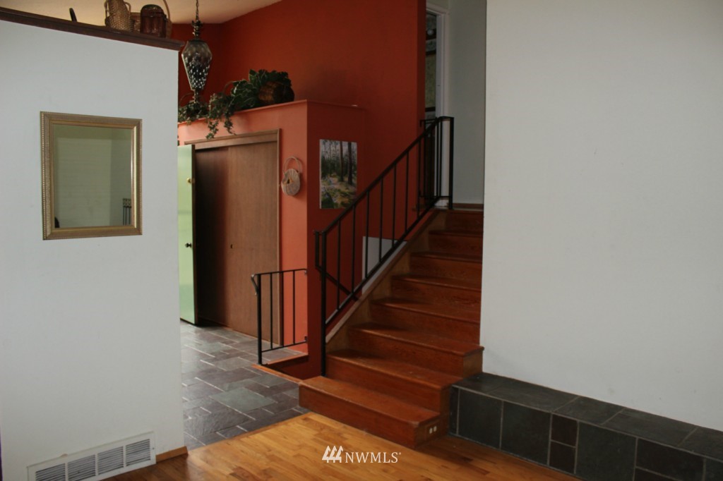 16428 Sylvester Road Southwest Burien, WA 98166 - Photo 4 of 7 Gallery Image 4