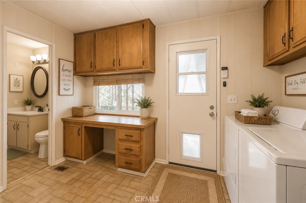 33441 Windmill Road Wildomar, CA 92595 - Photo 23 of 41 Staged Laundryroom