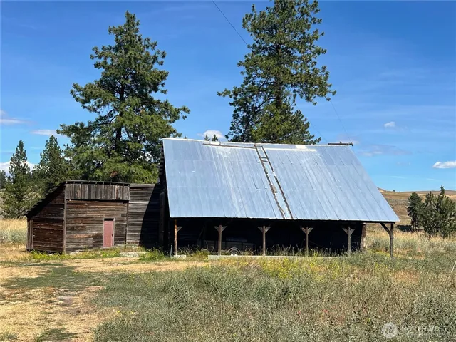 a view of small pool of the house