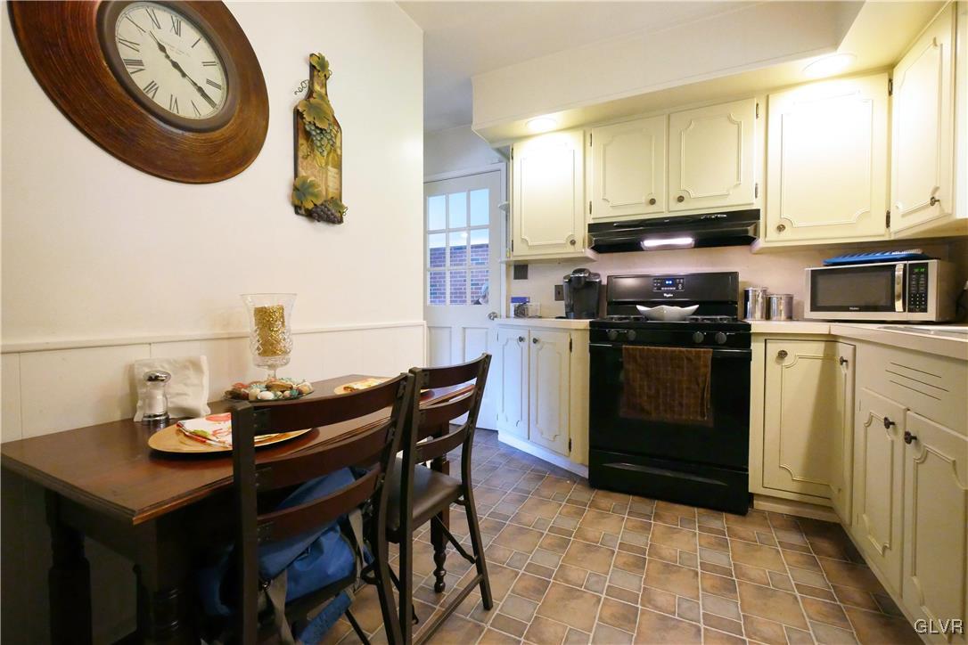 2248 Easton Road Bethlehem, PA 18015 - Photo 8 of 19 kitchen