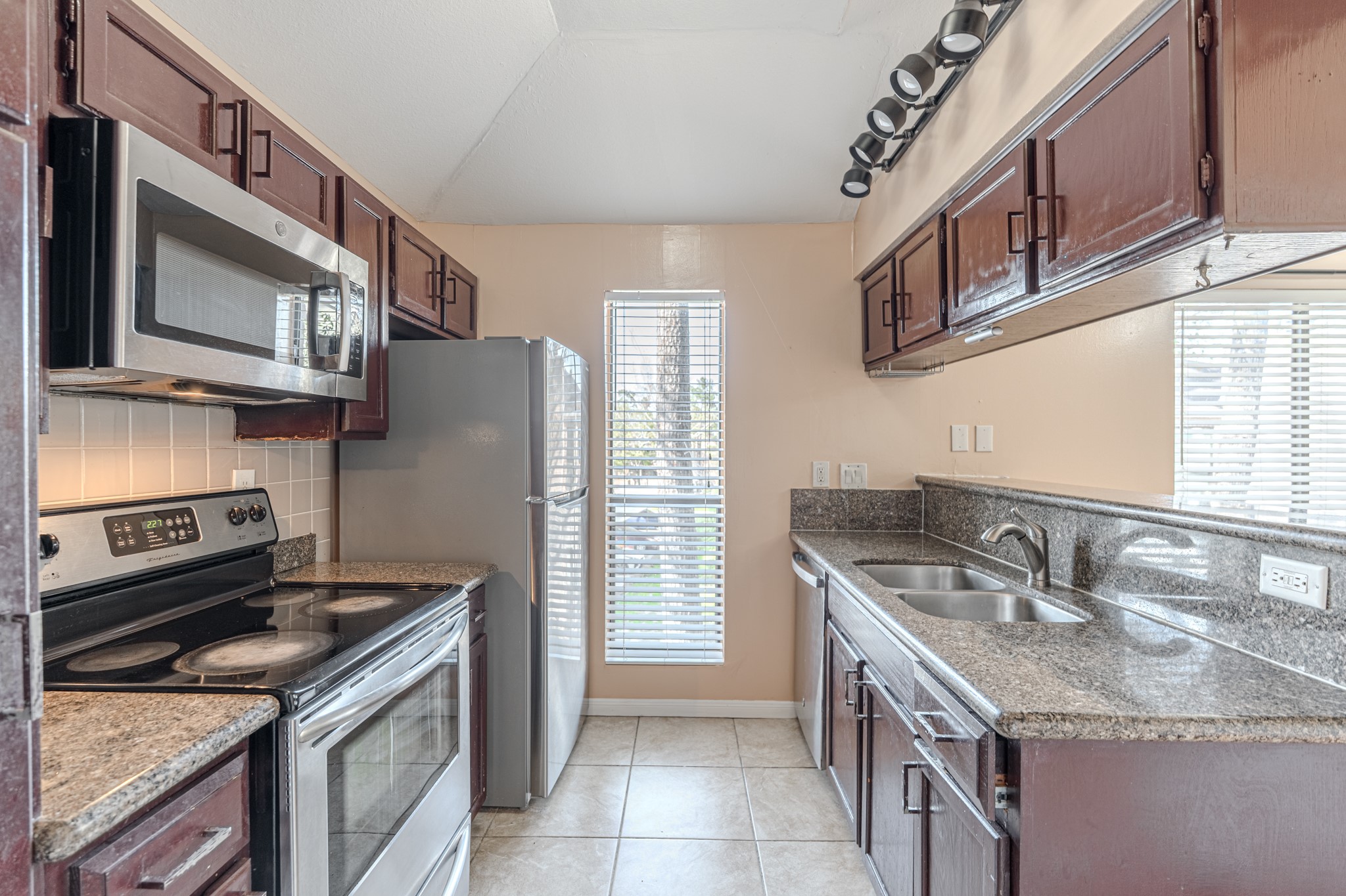 3500 Tangle Brush Drive, Unit 182 Spring, TX 77381 - Photo 15 of 24 a kitchen with stainless steel appliances granite countertop a sink stove oven and refrigerator