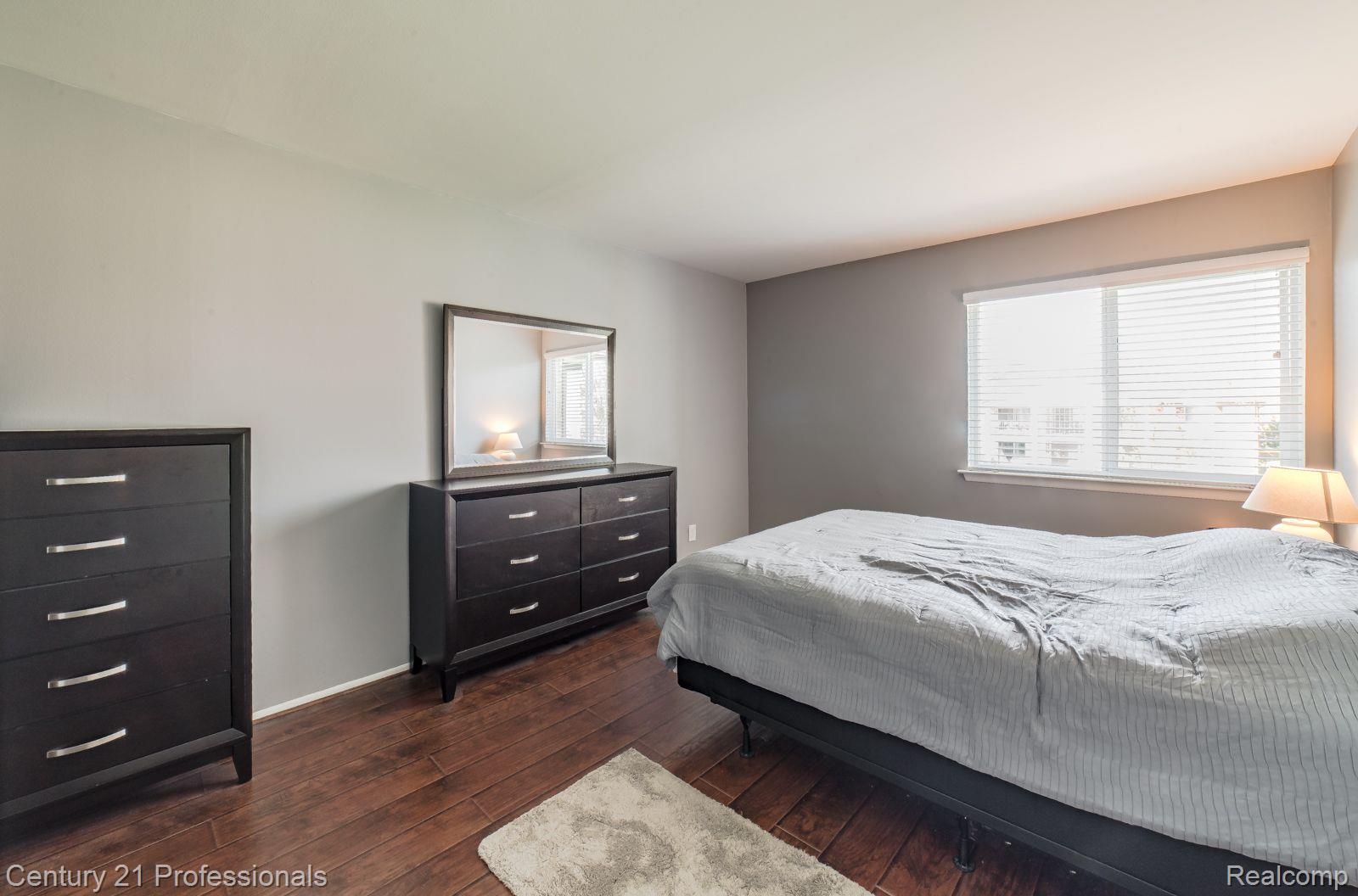 29201 Hayes Road, Unit 7 Warren, MI 48088 - Photo 15 of 26 Large bedroom