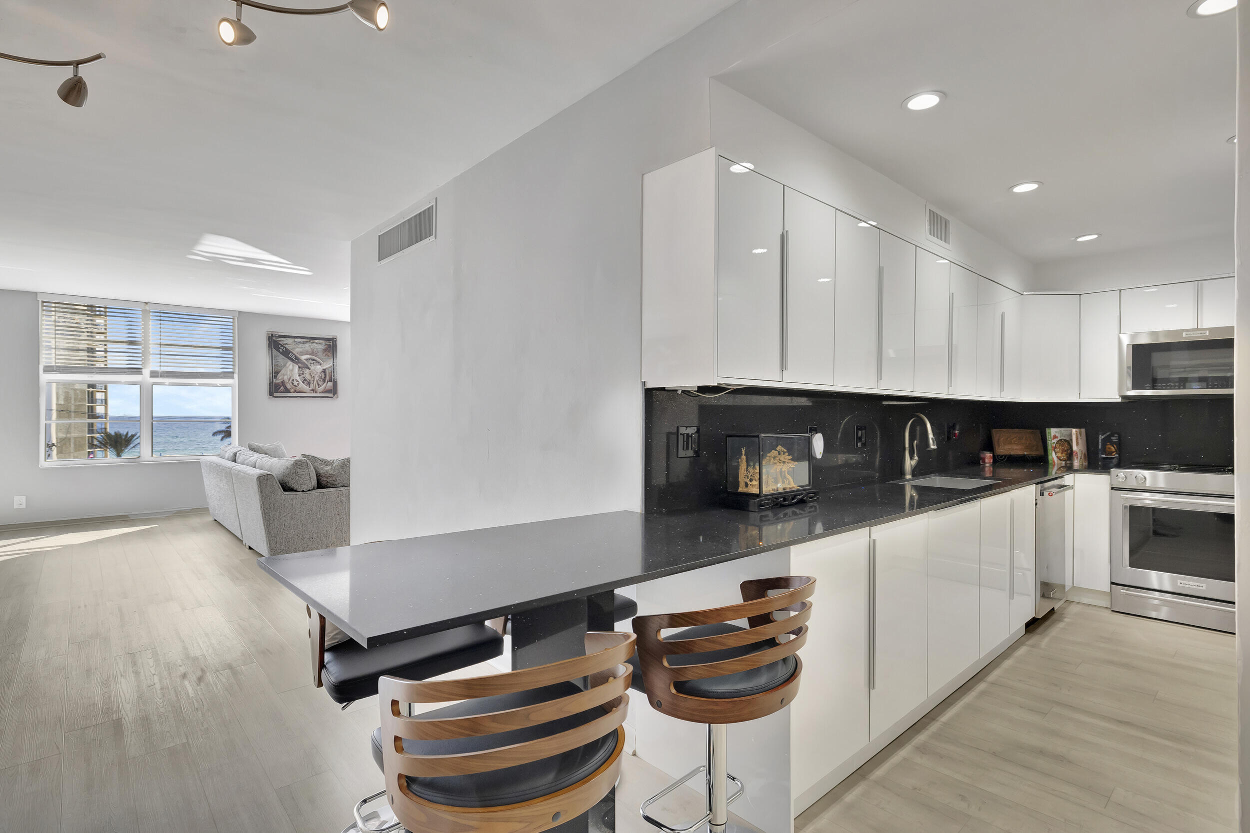 2851 South Ocean Boulevard, Unit 5L Boca Raton, FL 33432 - Photo 17 of 49 Kitchen with Snack Bar