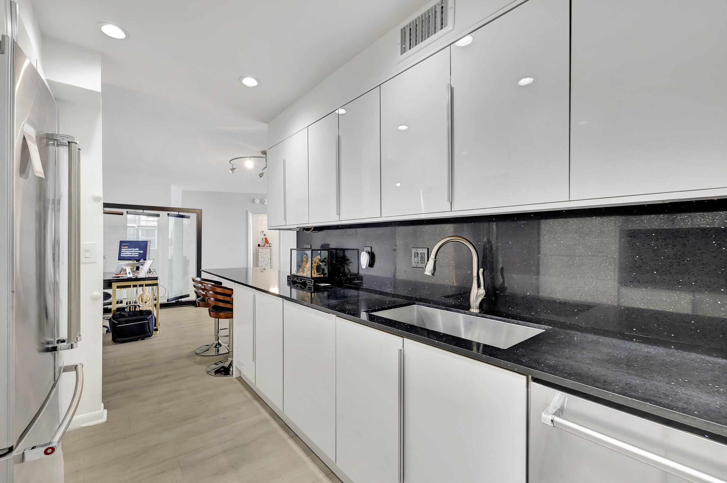 2851 South Ocean Boulevard, Unit 5L Boca Raton, FL 33432 - Photo 21 of 49 Kitchen