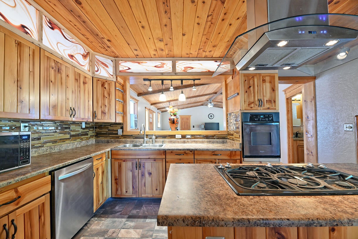 1040 Garner Road Cave Junction, OR 97523 - Photo 7 of 50 Kitchen