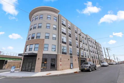 $2,017 | 175 West 7th Street, Unit 407, Bayonne, NJ 07002