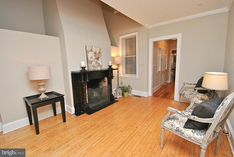 1236 Riverside Avenue Baltimore, MD 21230 - Photo 8 of 28 Living Room