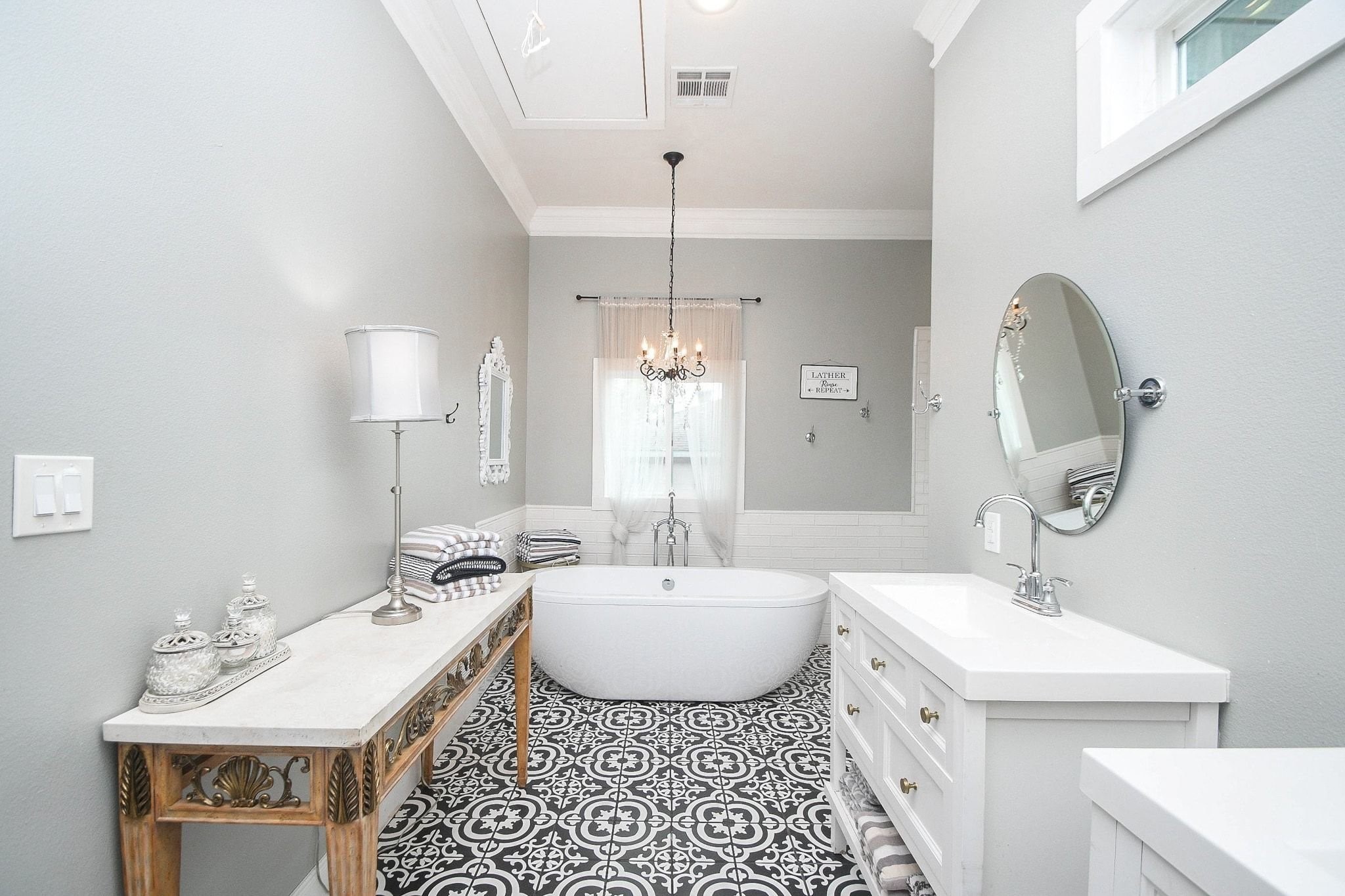 614 West 28th Street Houston, TX 77008 - Photo 14 of 25 Luxury primary bath with soaking tub and separate shower!