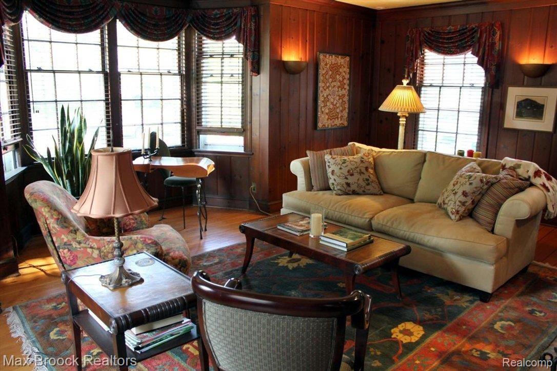 12 Hanover Road Pleasant Ridge, MI 48069 - Photo 8 of 25 Spacious Living Room