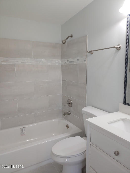 1454 West Roger Road Tucson, AZ 85705 - Photo 11 of 20 a bathroom with a toilet and a bath tub