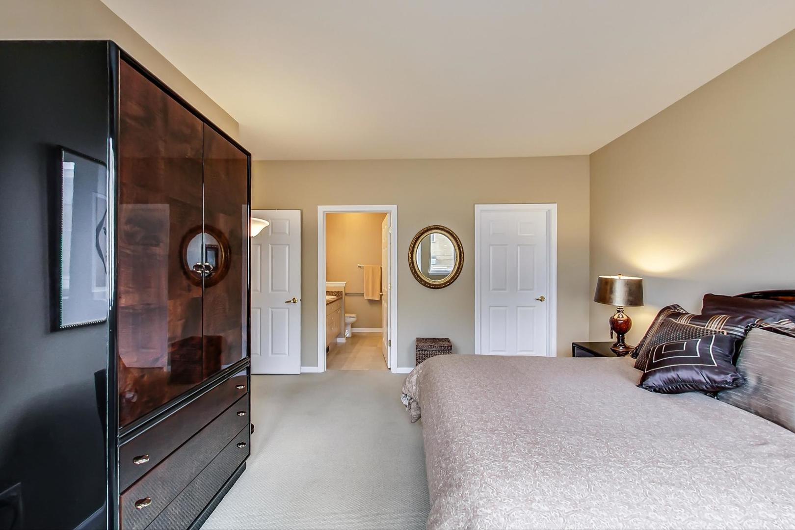 7742 North Sheridan Road, Unit 1L Chicago, IL 60626 - Photo 19 of 40 a bedroom with a bed and a closet