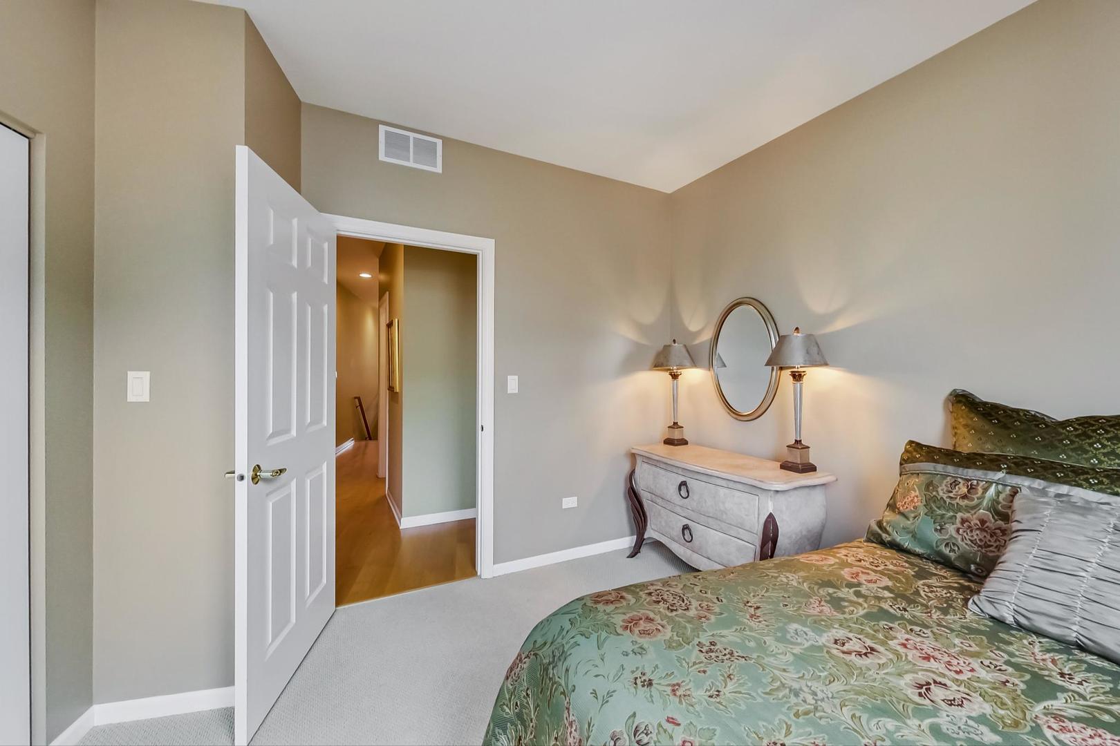 7742 North Sheridan Road, Unit 1L Chicago, IL 60626 - Photo 26 of 40 a bedroom with a bed and a sink