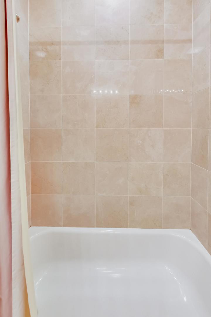 7742 North Sheridan Road, Unit 1L Chicago, IL 60626 - Photo 28 of 40 a bathroom with a shower