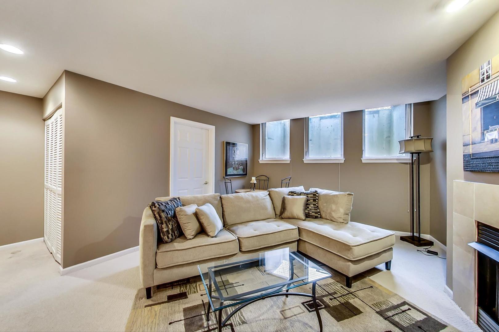 7742 North Sheridan Road, Unit 1L Chicago, IL 60626 - Photo 30 of 40 a living room with furniture and a wooden floor