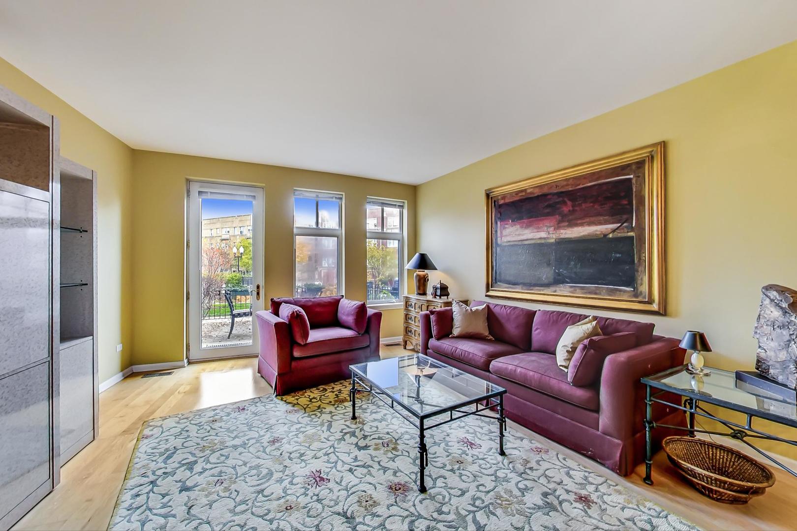 7742 North Sheridan Road, Unit 1L Chicago, IL 60626 - Photo 8 of 40 a living room with furniture and a rug