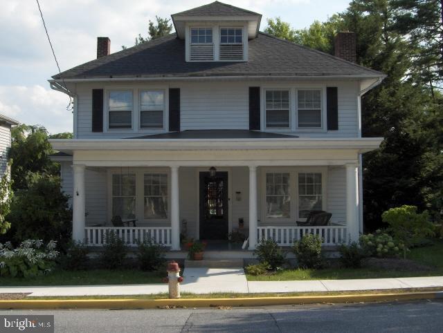 a view of front of a house with a yard