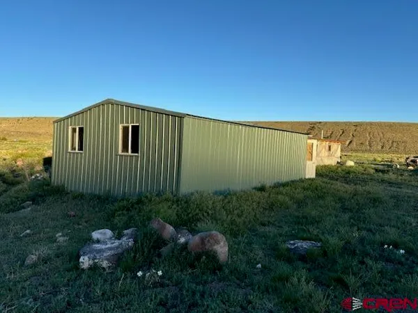 a view of a back yard