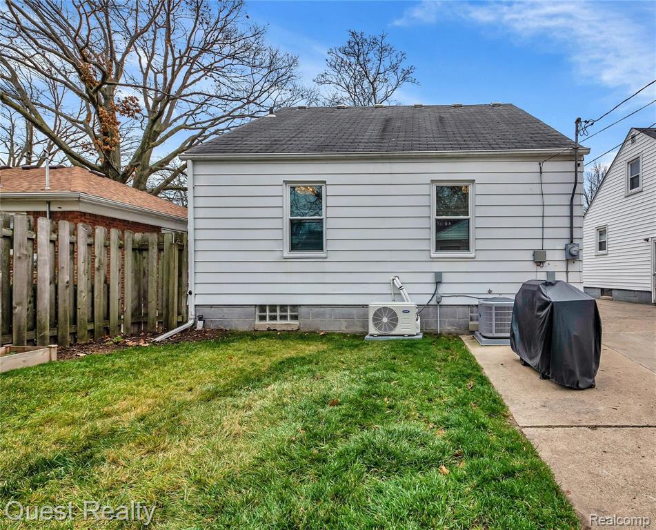 1974 Hampton Road Grosse Pointe Woods, MI 48236 - Photo 26 of 28