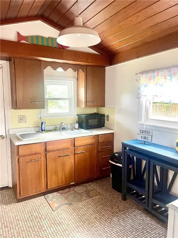 $1,750 | 74 Orchard Avenue, Middletown, RI 02842