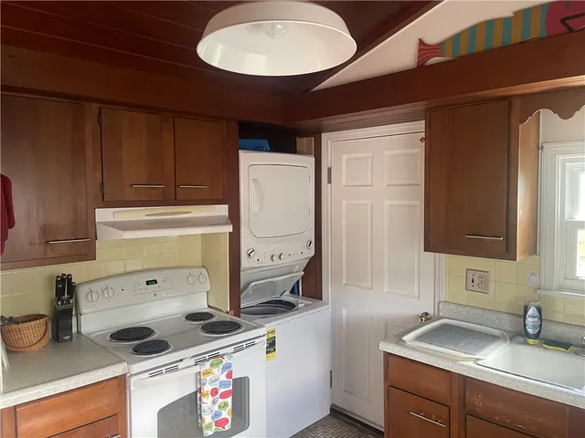 $1,750 | 74 Orchard Avenue, Middletown, RI 02842