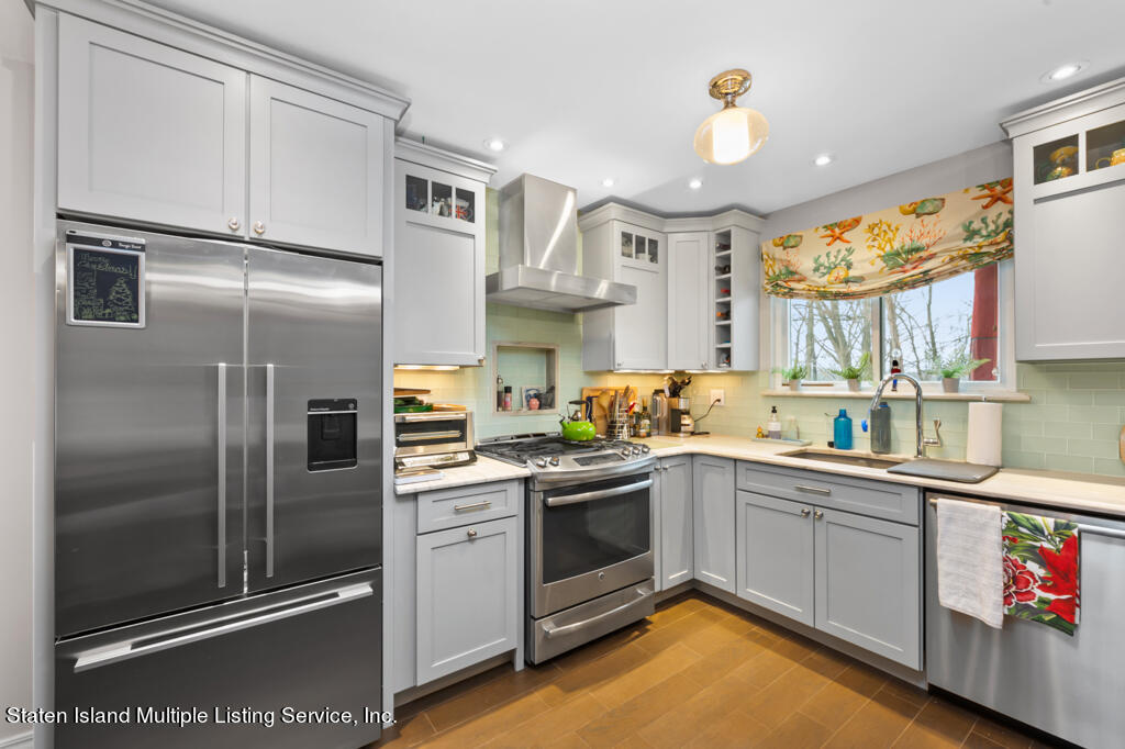 19 Seneca Loop Staten Island, NY 10314 - Photo 11 of 31 11